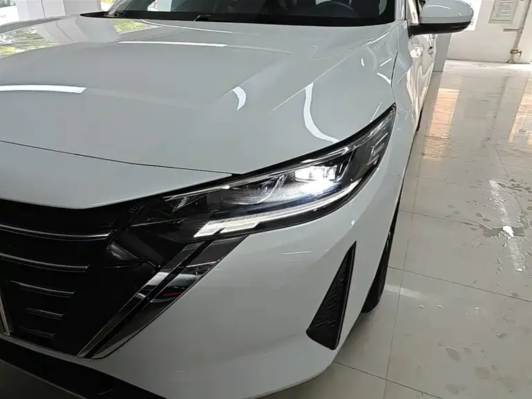 Nissan Sylphy 1.6 L CVT Joy