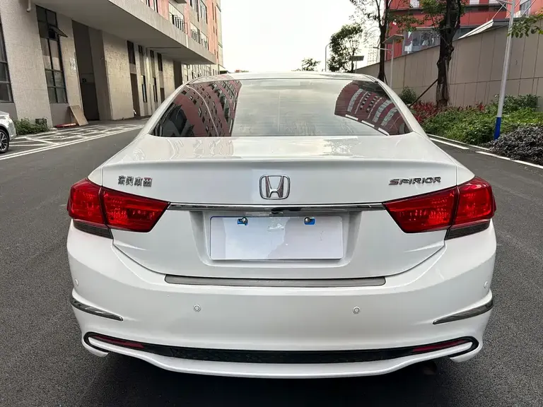 Honda Spirior 2.0 L Distinguished