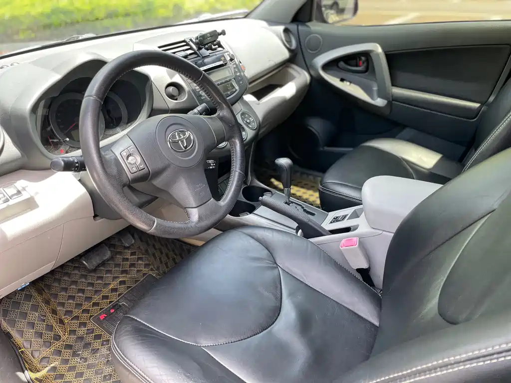 RAV4 2.0 L Auto Luxury