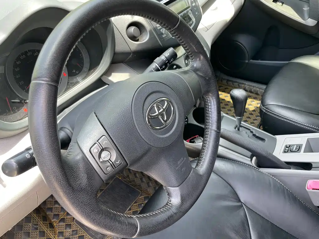 RAV4 2.0 L Auto Luxury