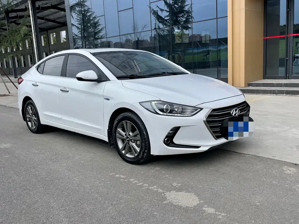 Elantra 1.4 T DCT Dynamic Shine · Active
