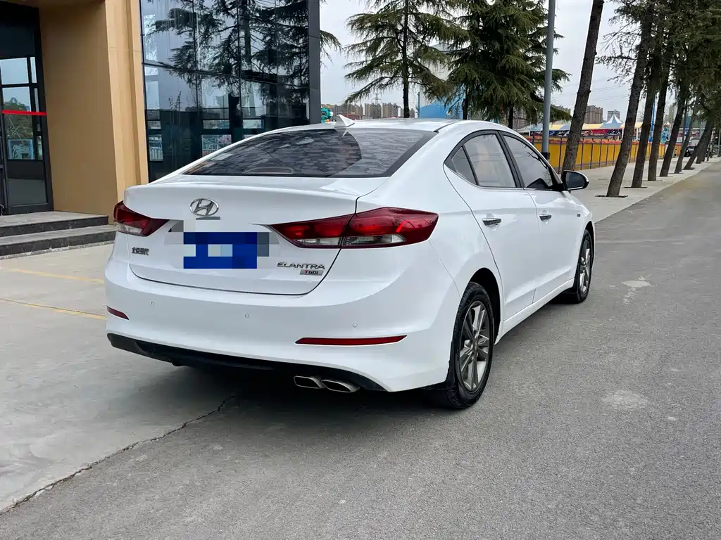Elantra 1.4 T DCT Dynamic Shine · Active
