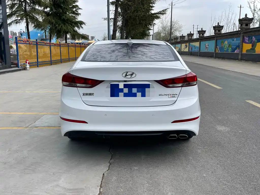 Elantra 1.4 T DCT Dynamic Shine · Active