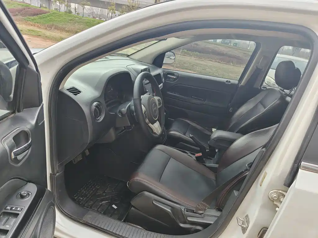 Compass (Import) 指南者进口 2014款 改款 2.0 L 两驱进取版