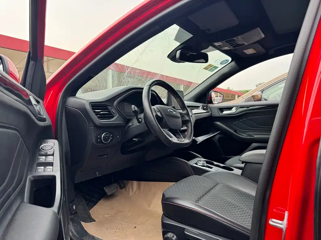 Focus Sedan EcoBoost 180 Auto ST Line