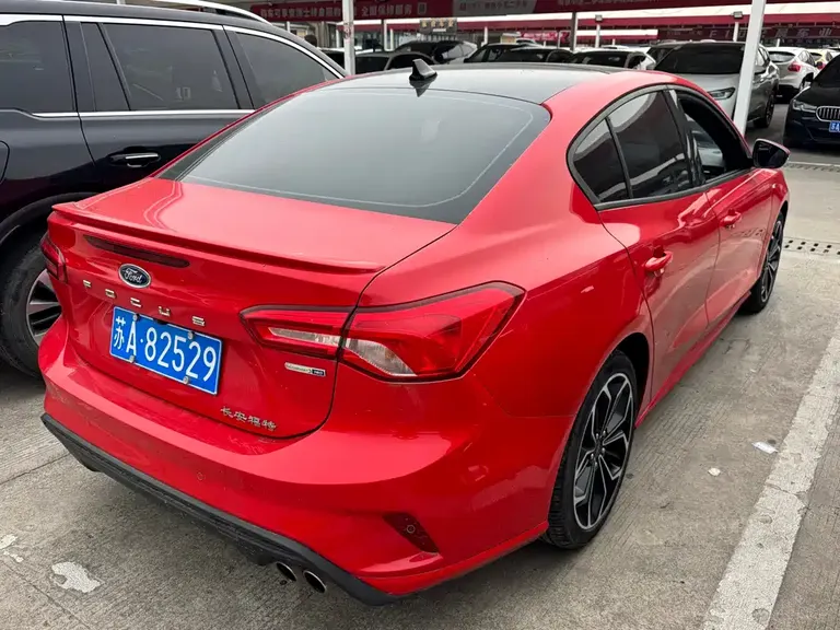Ford Focus Sedan EcoBoost 180 Auto ST Line