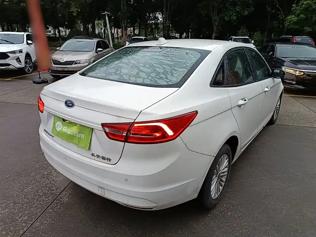 Escort 1.5 L Auto Comfort