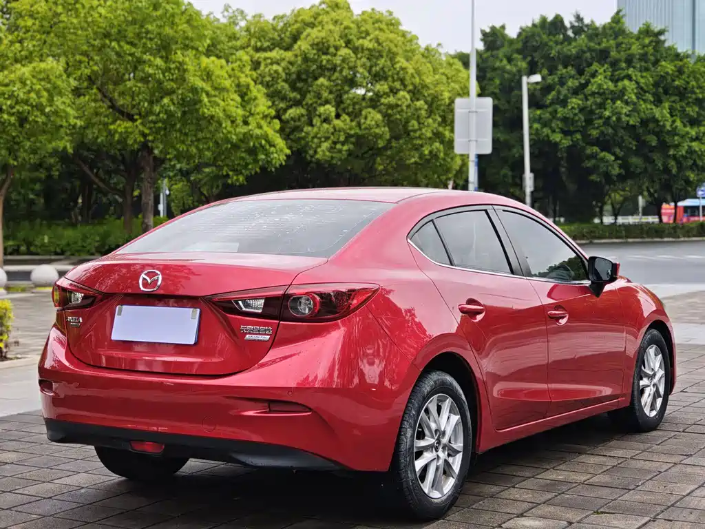 Mazda 3 Axela Cloud Control Sedan 1.5 L Auto Luxury CN-V