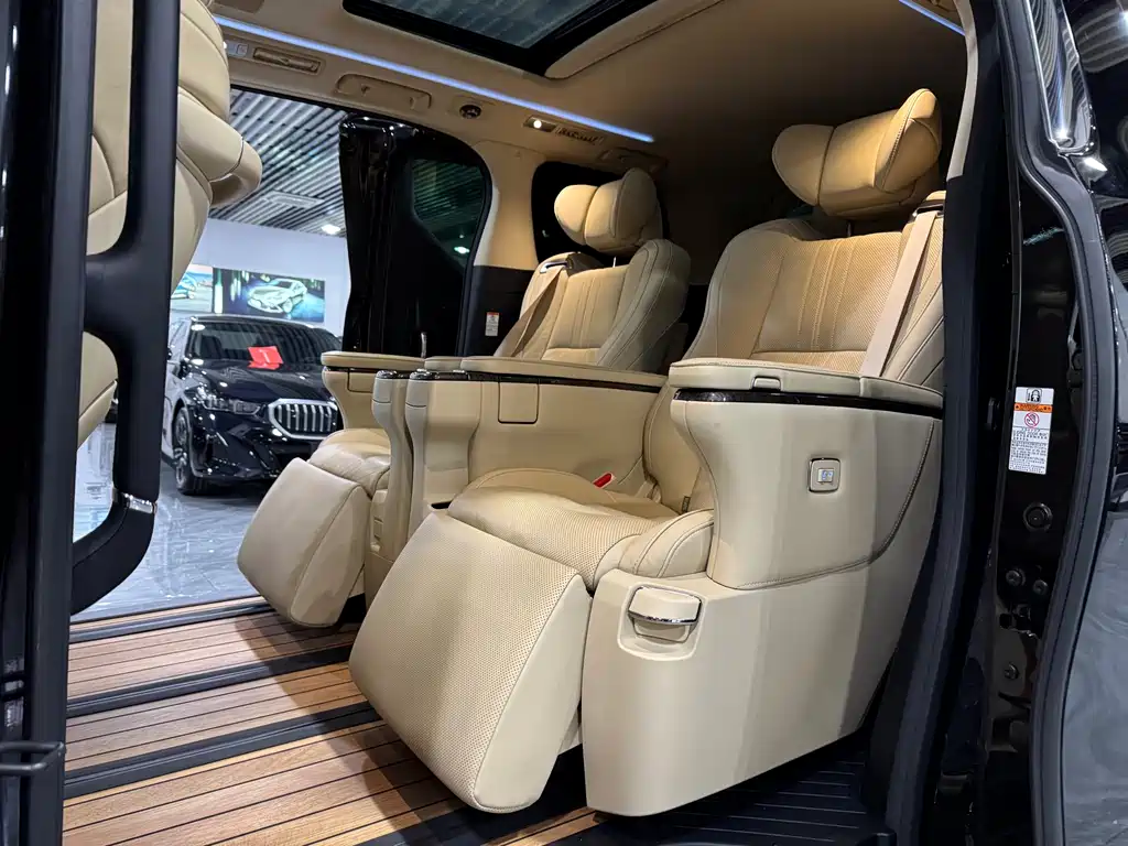 Vellfire Dual Engine 2.5 L HV Distinguished