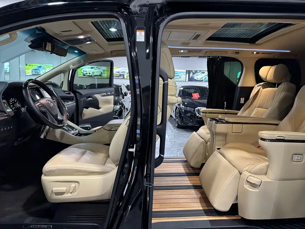 Vellfire Dual Engine 2.5 L HV Distinguished