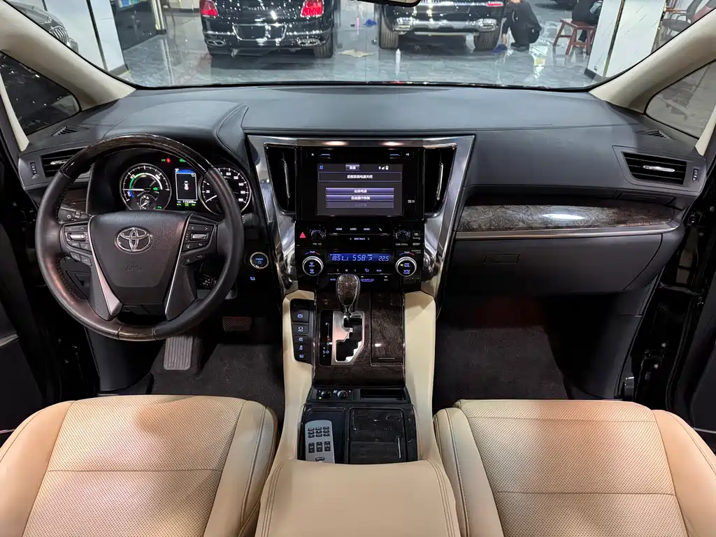 Vellfire Dual Engine 2.5 L HV Distinguished