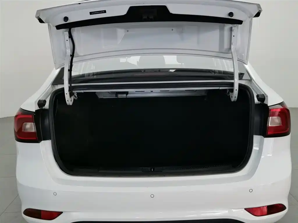 Roewe i5 1.5 L Manual 4 G Connected Leading Luxury