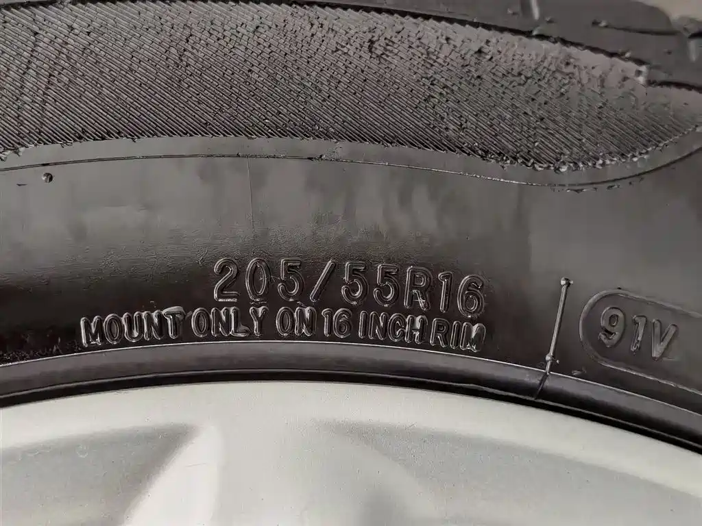 Roewe i5 1.5 L Manual 4 G Connected Leading Luxury
