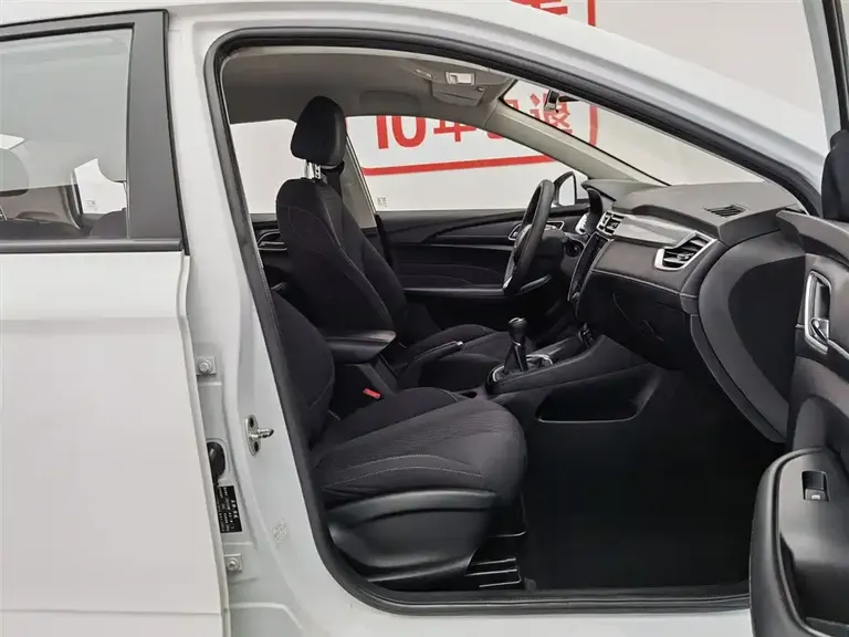 Roewe i5 1.5 L Manual 4 G Connected Leading Luxury