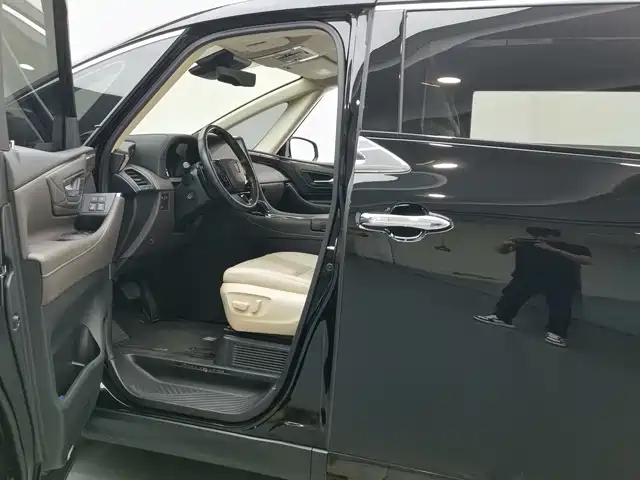 Vellfire Crown Dual Engine 2.5 L HV Supreme