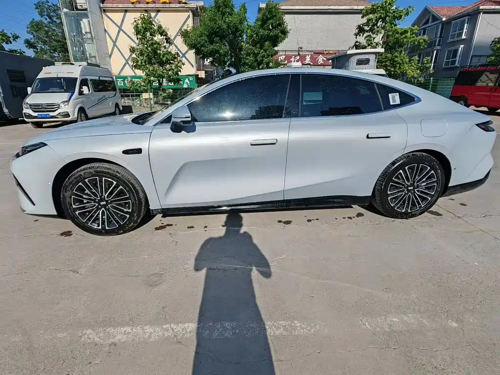 Galaxy Xingyao 8 130 km EM-i Distinguished