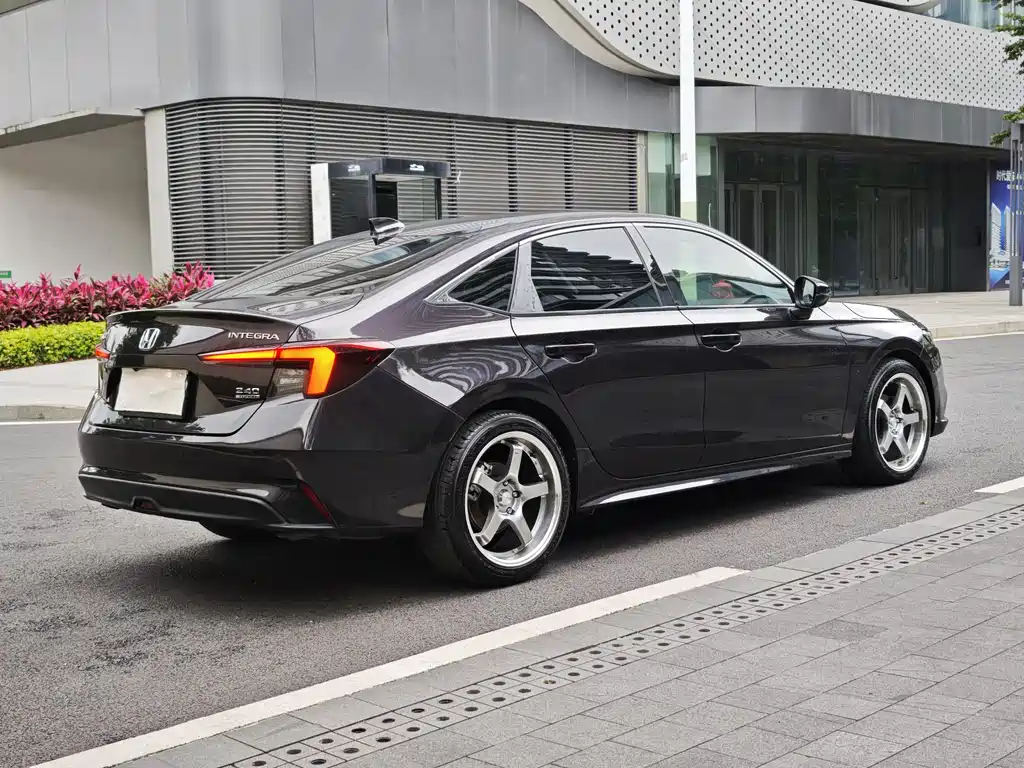 Integra 240 TURBO CVT Luxury