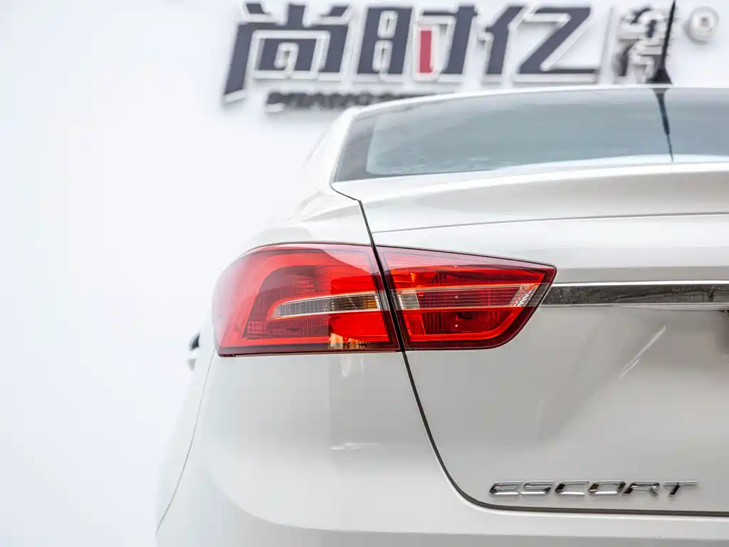Escort 1.5 L Auto Fashion