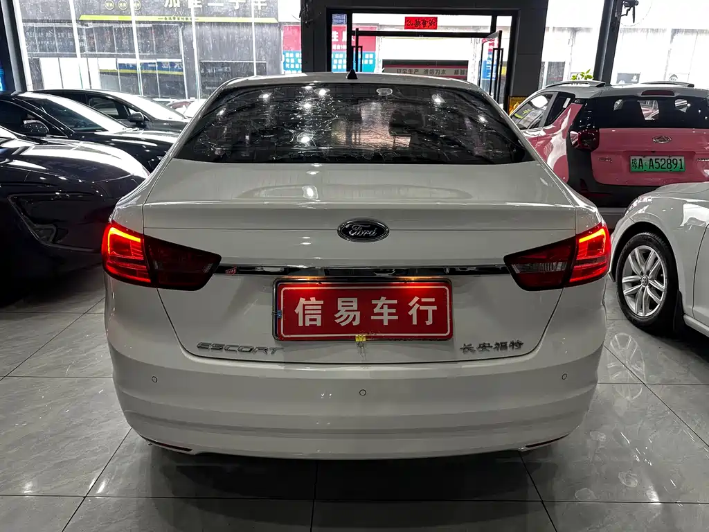 Escort Happy 1.5 L Auto Fashion