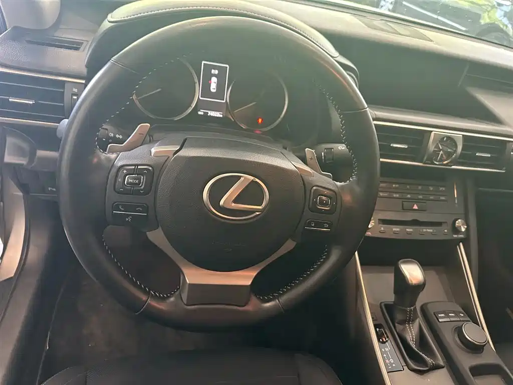 Lexus IS 300 Leading
