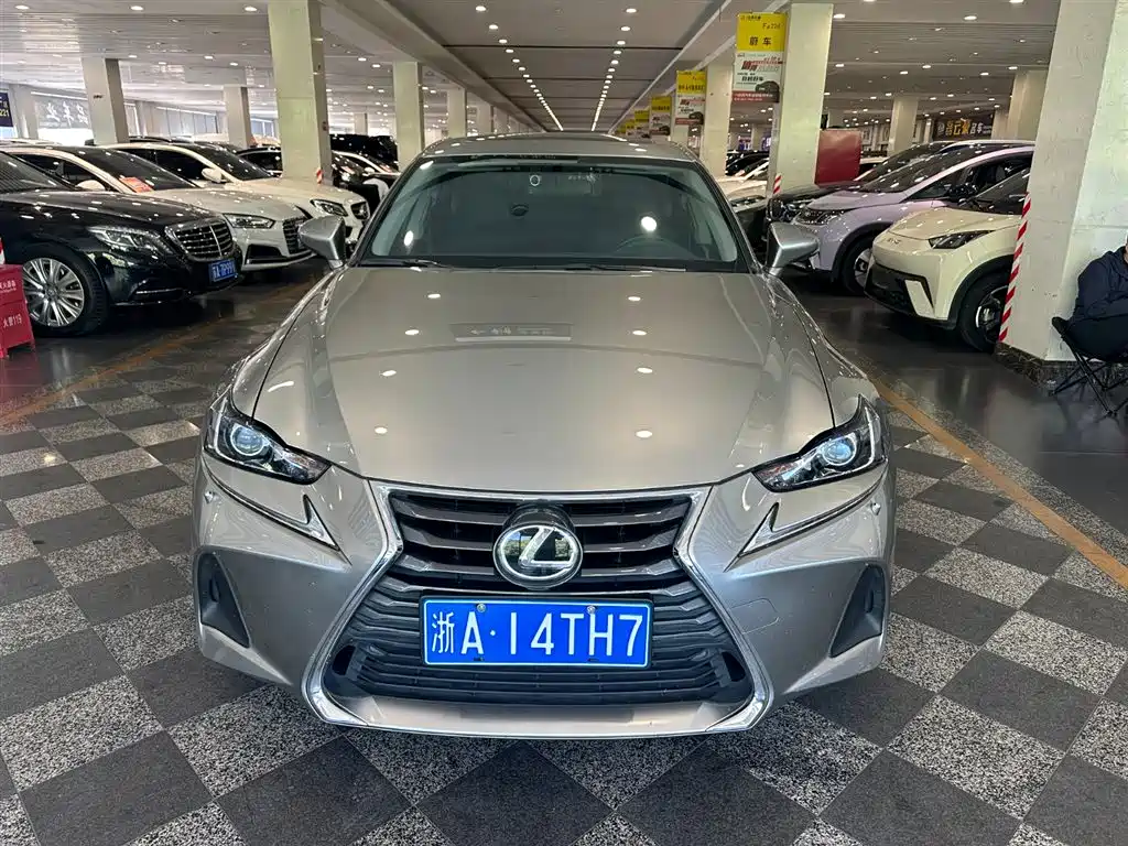 Lexus IS 300 Leading