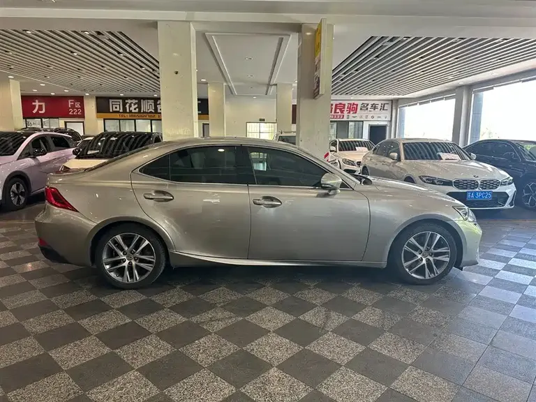 Lexus IS 300 Leading