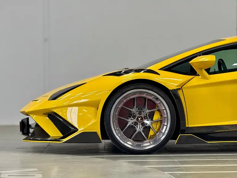 Lamborghini Aventador LP 700-4