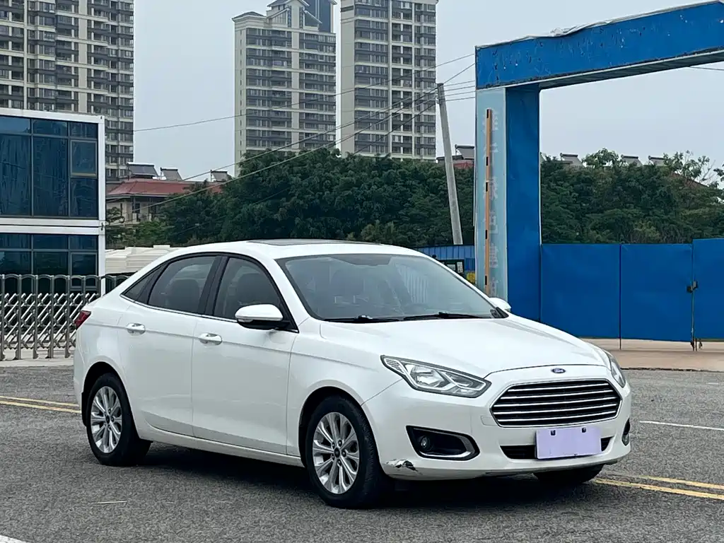Escort 1.5 L Auto Fashion