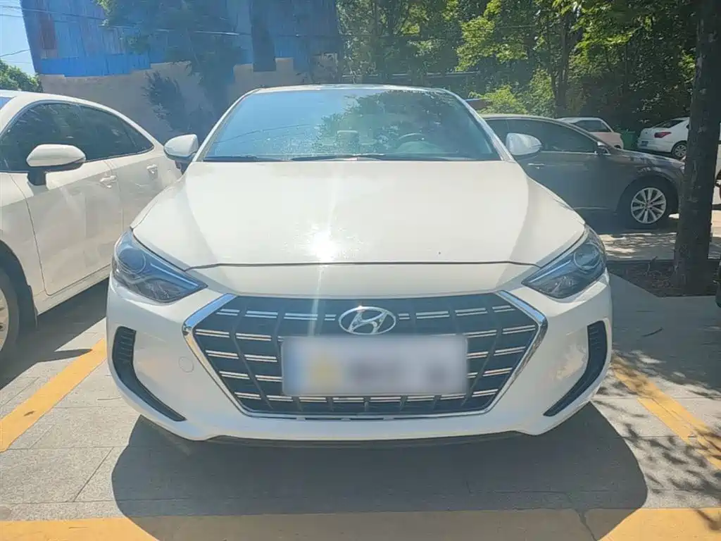 Elantra 1.5 L CVT Smart Dazzle · Elite