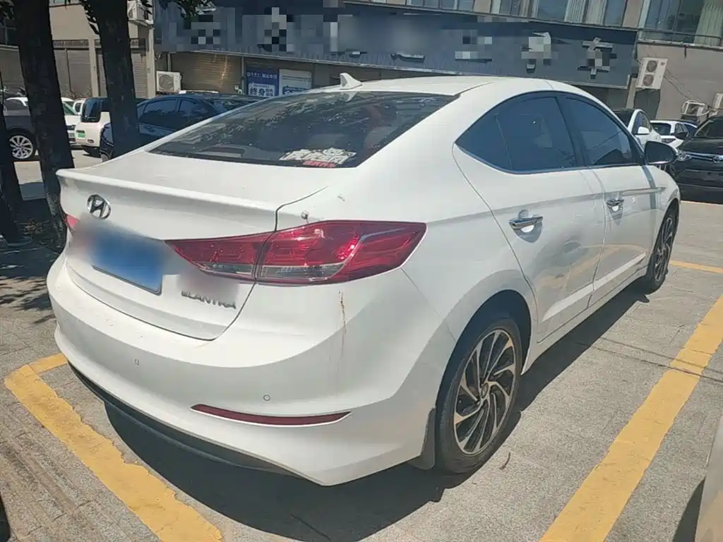 Elantra 1.5 L CVT Smart Dazzle · Elite