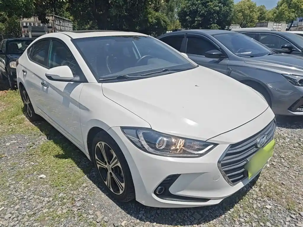 Elantra 1.4 T DCT Dynamic Shine · Active