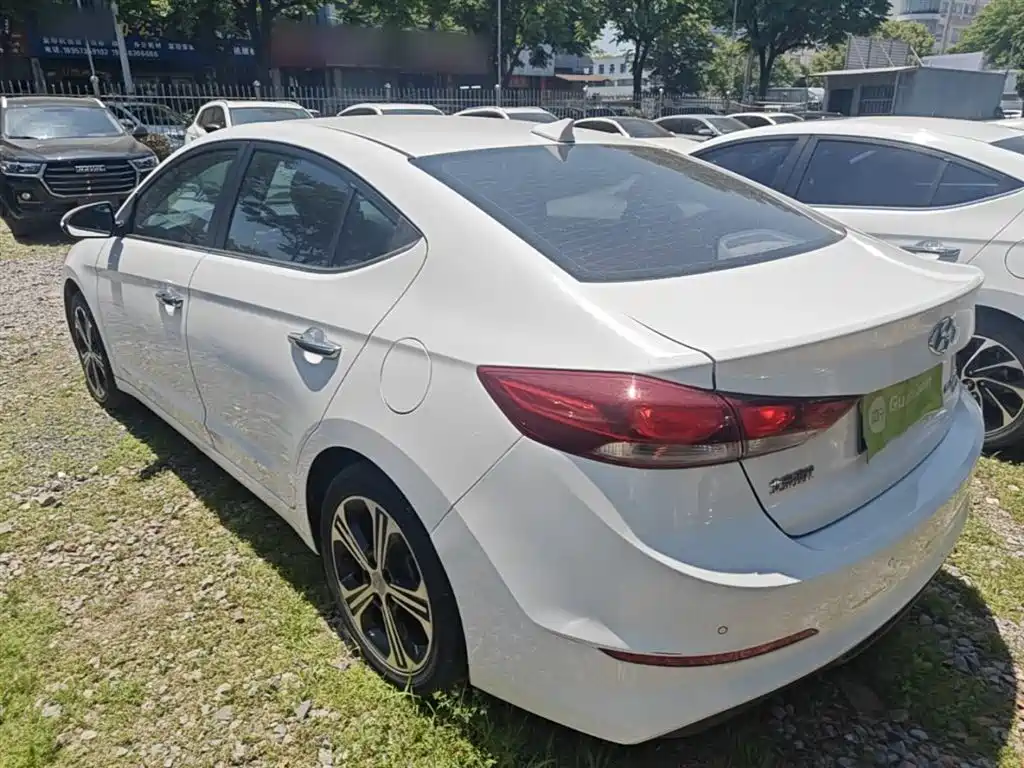 Elantra 1.4 T DCT Dynamic Shine · Active