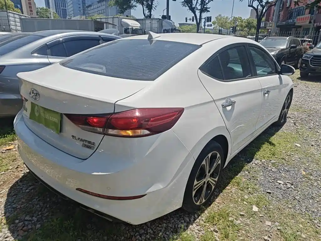 Elantra 1.4 T DCT Dynamic Shine · Active