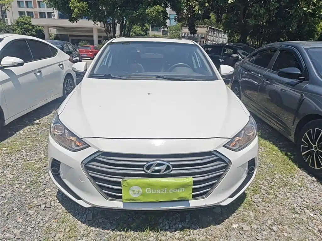 Elantra 1.4 T DCT Dynamic Shine · Active