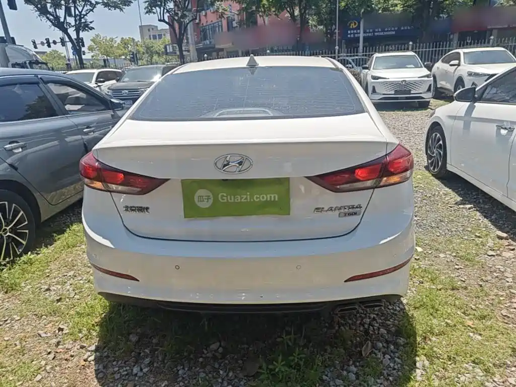 Elantra 1.4 T DCT Dynamic Shine · Active