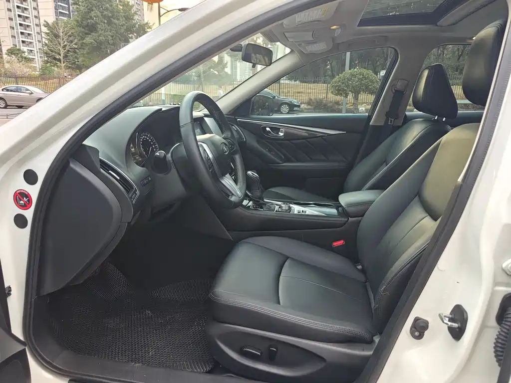 Infiniti Q50 L 2.0 T Comfort