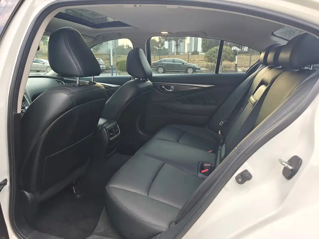 Infiniti Q50 L 2.0 T Comfort