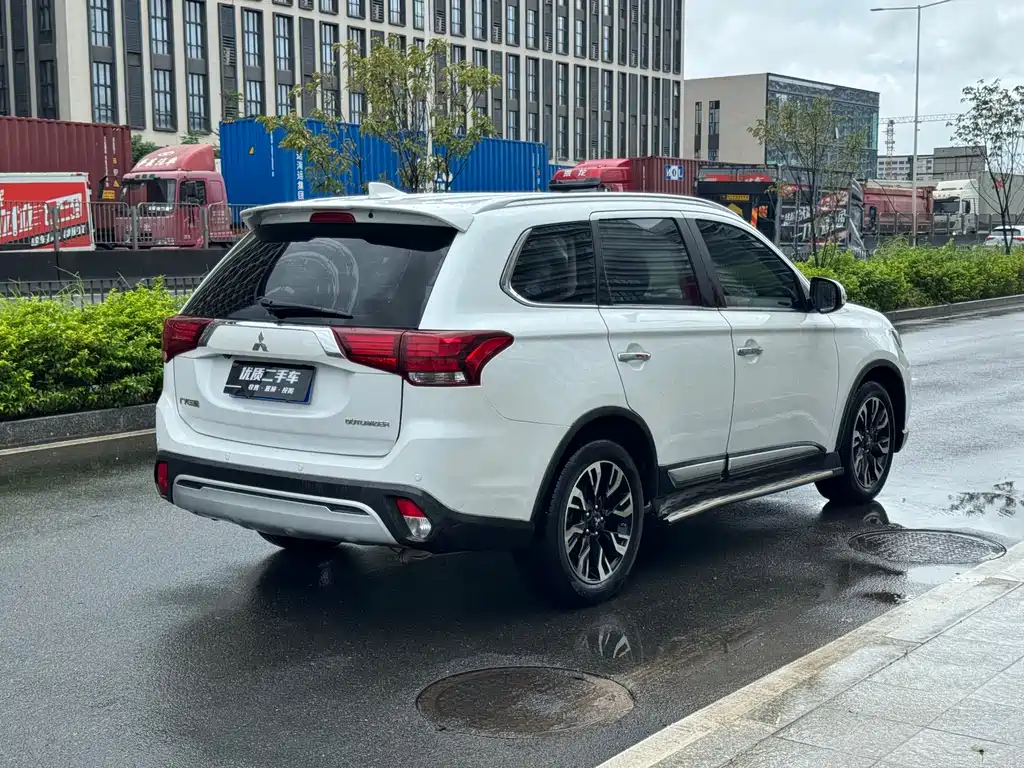 Outlander 2.4 L 4 WD Enjoyment 5-seat