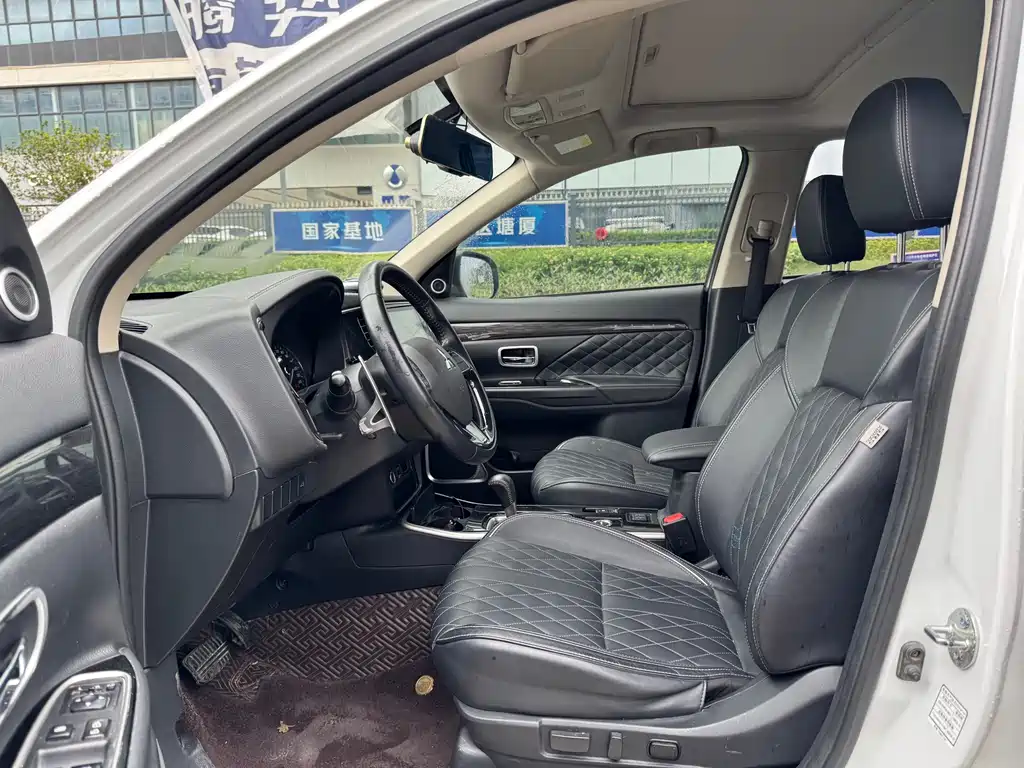 Outlander 2.4 L 4 WD Enjoyment 5-seat