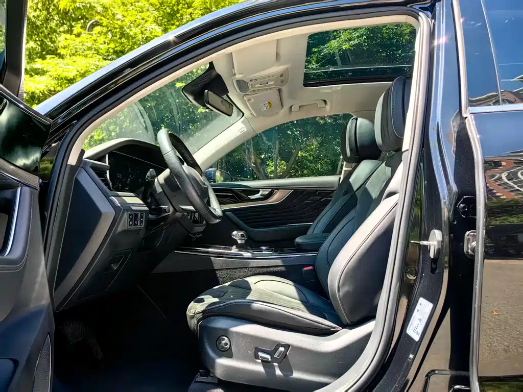 Hongqi HS5 2.0 T Connected Flagship Enjoyment