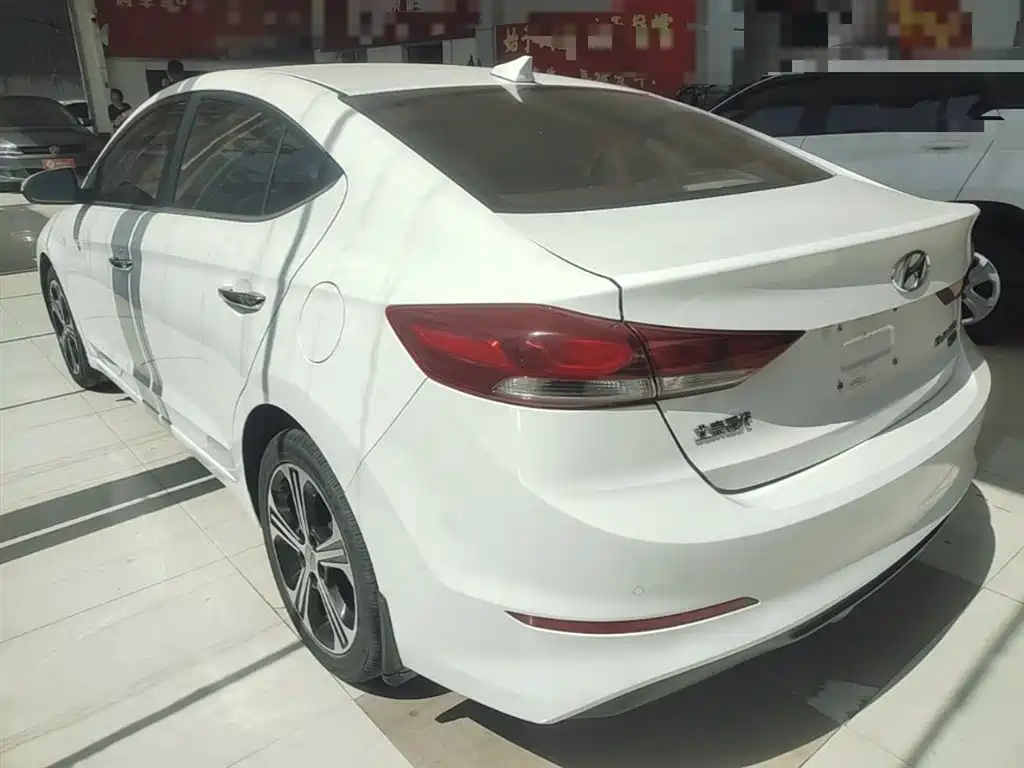 Elantra 1.4 T DCT Dynamic Shine · Active