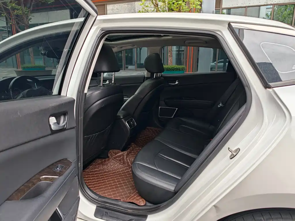 Kia K5 1.6 T Auto LUX
