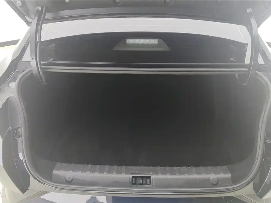 Yixuan Mach 1.5 L Auto Shadow Chase