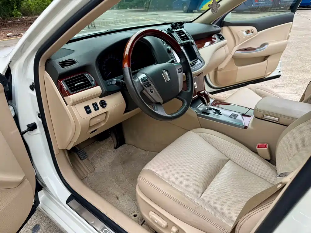 Crown 2.5 L Royal Leather