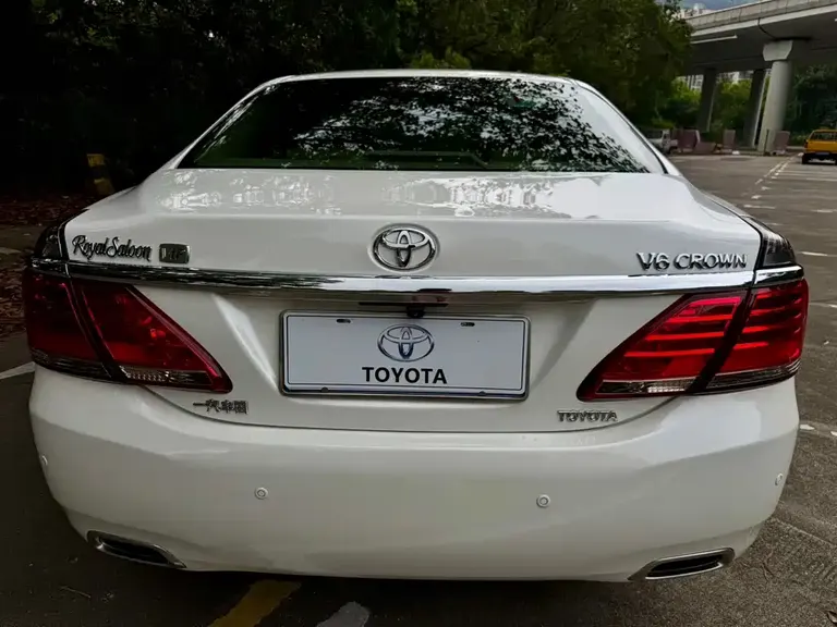 Toyota Crown 2.5 L Royal Leather