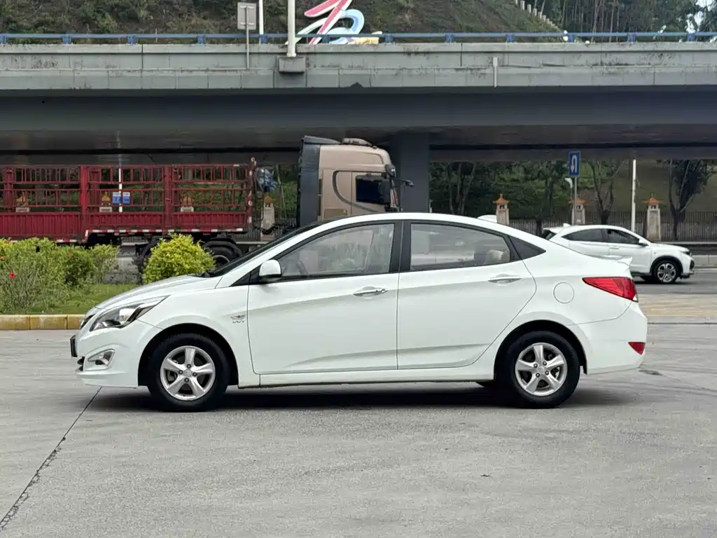 Accent 1.4 L Auto Leading GLX