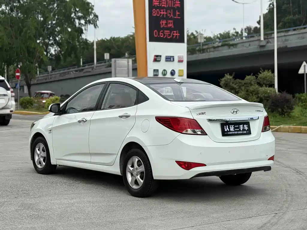 Accent 1.4 L Auto Leading GLX