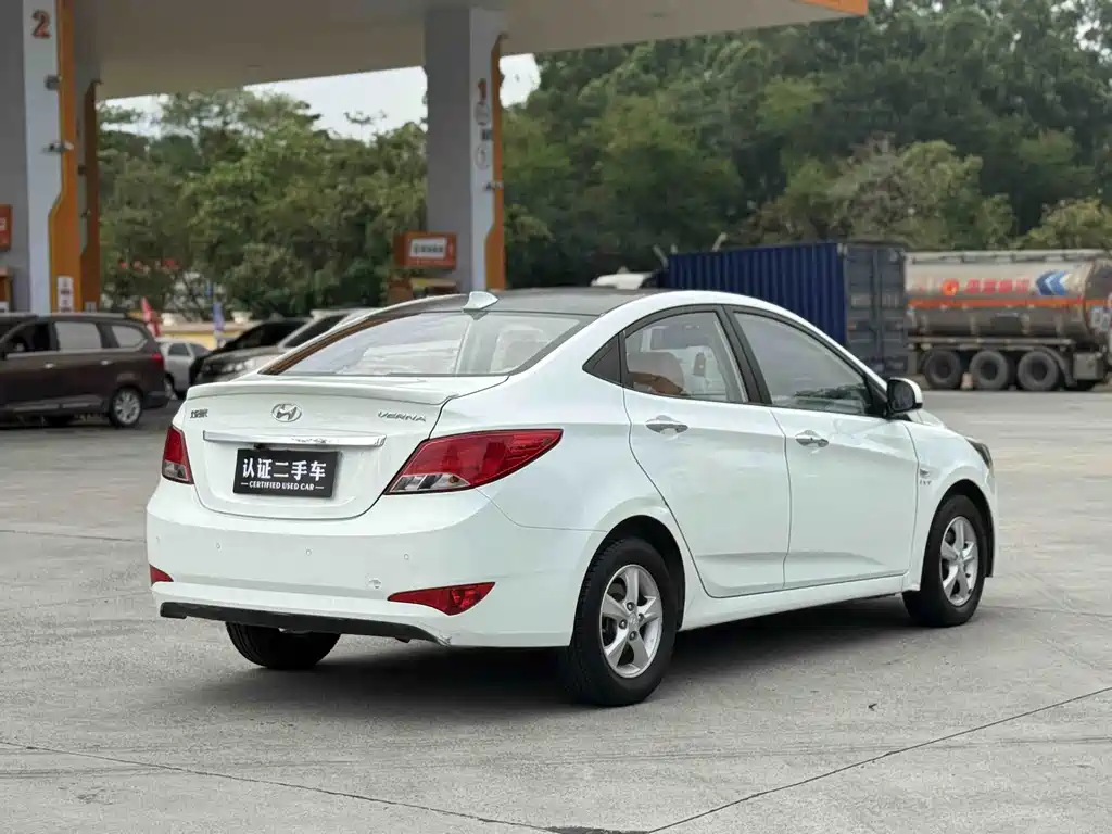 Accent 1.4 L Auto Leading GLX