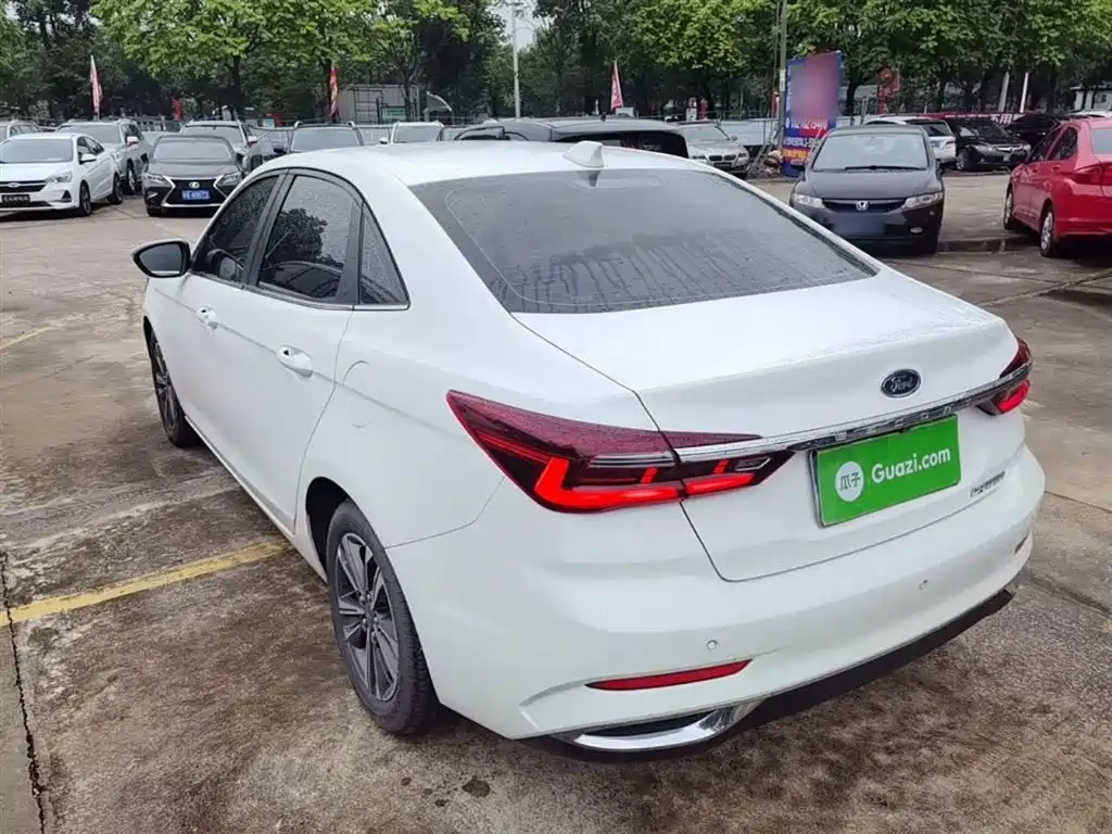 Escort 1.5 L Auto Diamond