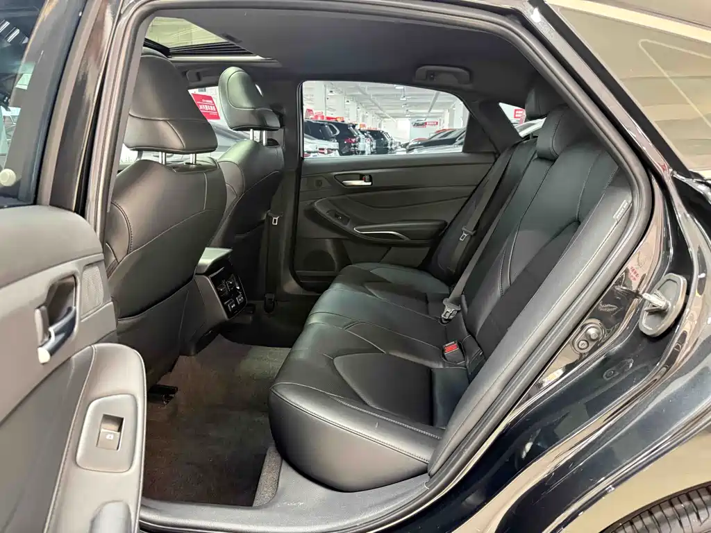 Avalon 2.0 L XLE Premium